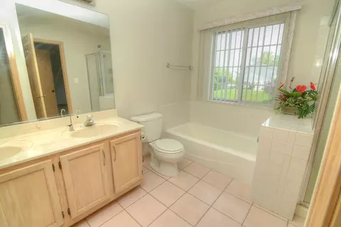 Bath - 1218 Dunamon Dr, Bartlett, IL 60103 photo 3 of 4