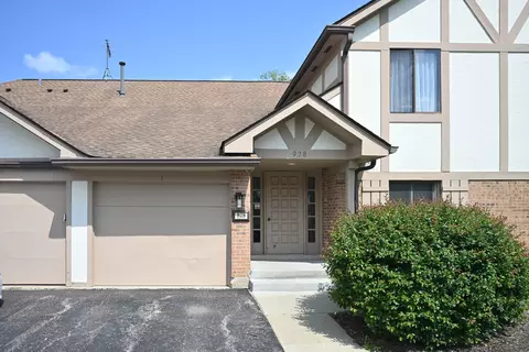 928 Surrey Dr #1A, Schaumburg, IL 60193