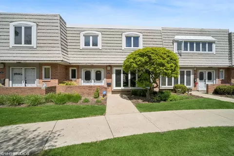 1475 Calais Cir, Highland Park, IL 60035