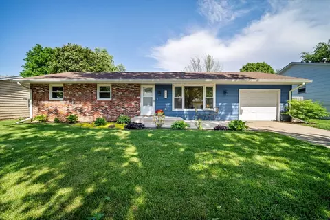 1211 Gettysburg Dr, Bloomington, IL 61704