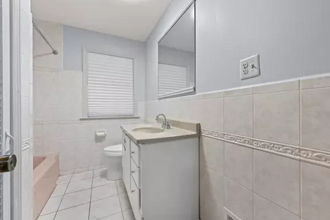 Bath - 8425 S Spaulding Ave, Chicago, IL 60652 photo 1 of 2