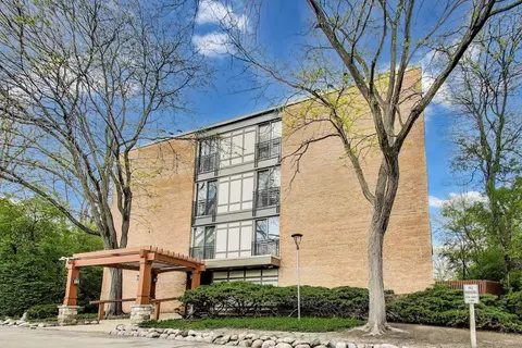 5830 Oakwood Dr #4H, Lisle, IL 60532