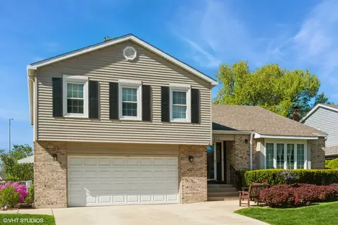 1420 E Canterbury Dr, Arlington Heights, IL 60004