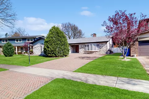 908 W Palm Dr, Mount Prospect, IL 60056