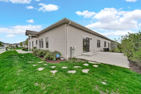 Exterior - 925 Baltimore St, Mchenry, IL 60050 photo 4 of 6