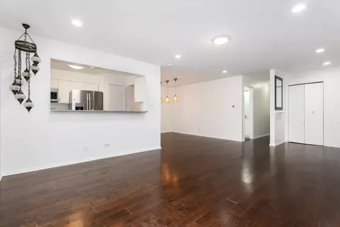 Living - 207 Walters Ln #1A, Itasca, IL 60143 photo 2 of 2