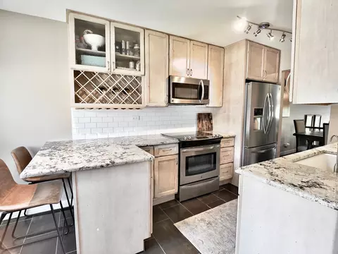 Kitchen - 652 Claridge Cir, Hoffman Estates, IL 60169 photo 1 of 4