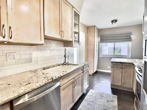 Kitchen - 652 Claridge Cir, Hoffman Estates, IL 60169 photo 4 of 4