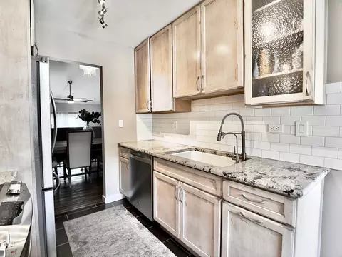 Kitchen - 652 Claridge Cir, Hoffman Estates, IL 60169 photo 3 of 4