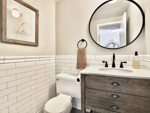 Bath - 652 Claridge Cir, Hoffman Estates, IL 60169 photo 1 of 4