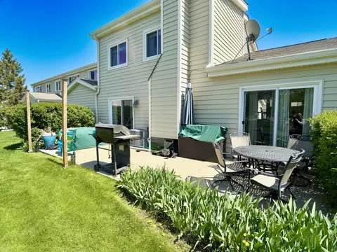 Exterior - 652 Claridge Cir, Hoffman Estates, IL 60169 photo 4 of 4