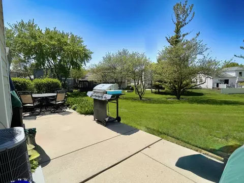 Exterior - 652 Claridge Cir, Hoffman Estates, IL 60169 photo 2 of 4