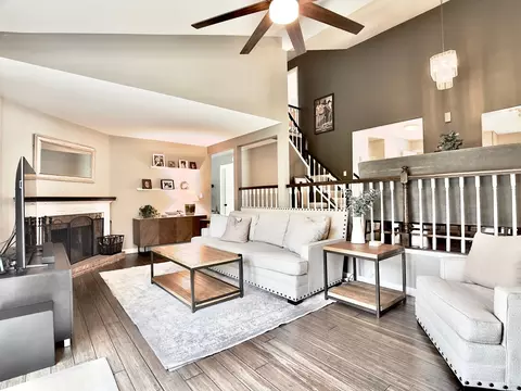 Living - 652 Claridge Cir, Hoffman Estates, IL 60169 photo 3 of 4