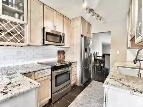 Kitchen - 652 Claridge Cir, Hoffman Estates, IL 60169 photo 2 of 4