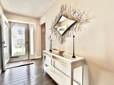 Entry Way - 652 Claridge Cir, Hoffman Estates, IL 60169 photo 1 of 1