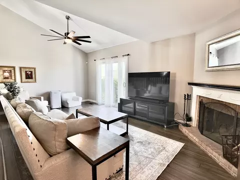 Living - 652 Claridge Cir, Hoffman Estates, IL 60169 photo 1 of 4