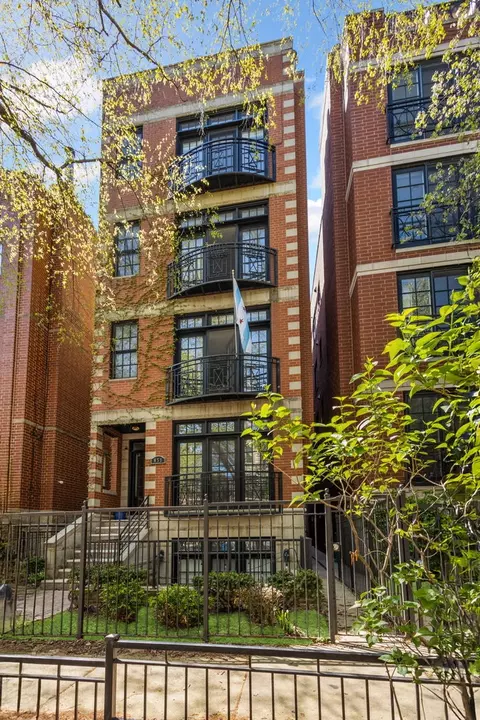 853 W Buckingham Pl #4, Chicago, IL 60657