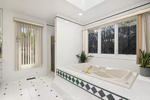 Bath - 912 Elmdale Rd, Glenview, IL 60025 photo 4 of 7