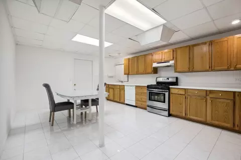 Kitchen - 912 Elmdale Rd, Glenview, IL 60025 photo 7 of 7