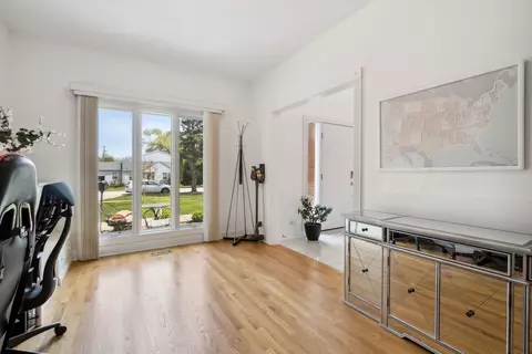 Entry Way - 912 Elmdale Rd, Glenview, IL 60025 photo 4 of 5