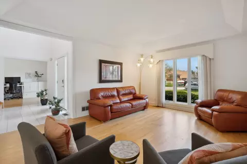 Living - 912 Elmdale Rd, Glenview, IL 60025 photo 1 of 5