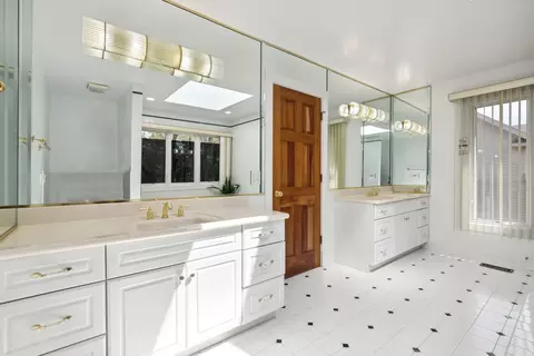 Bath - 912 Elmdale Rd, Glenview, IL 60025 photo 2 of 7