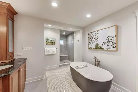 Bath - 265 Sunset Dr, Northfield, IL 60093 photo 3 of 7