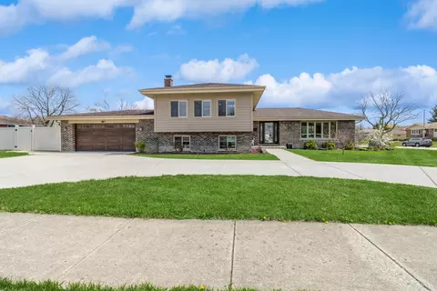 705 N Plamondon Dr, Addison, IL 60101