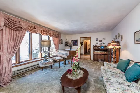 Living - 511 Deerpath Dr, Winthrop Harbor, IL 60096 photo 4 of 5