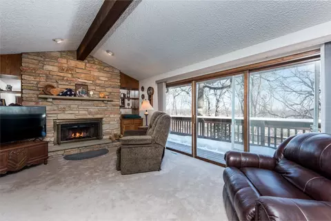 Living - 511 Deerpath Dr, Winthrop Harbor, IL 60096 photo 2 of 5
