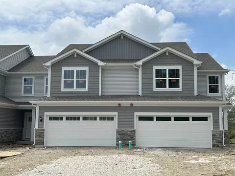 468 Carpathian Dr, Crystal Lake, IL 60012