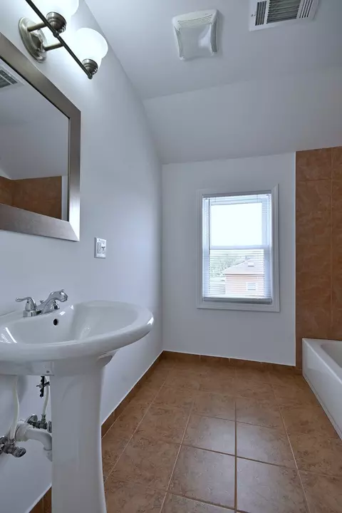 5104 N Austin Ave, Chicago, IL 60630 photo 33