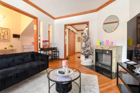 Living - 523 E 41st St, Chicago, IL 60653 photo 2 of 5