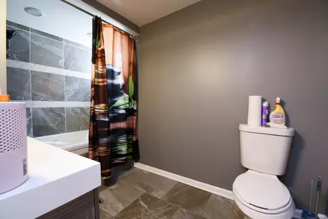Bath - 523 E 41st St, Chicago, IL 60653 photo 2 of 5