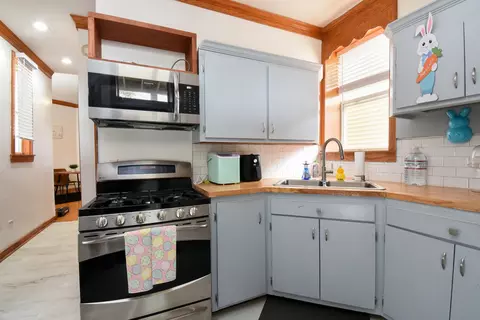 Kitchen - 523 E 41st St, Chicago, IL 60653 photo 2 of 5