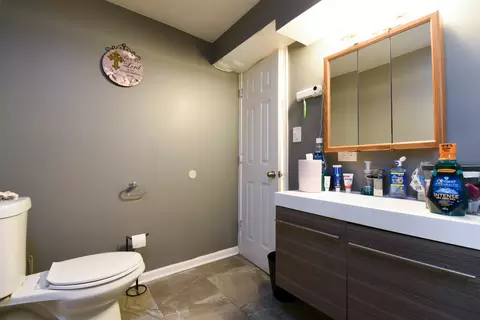 Bath - 523 E 41st St, Chicago, IL 60653 photo 3 of 5