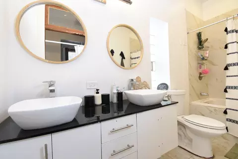 Bath - 523 E 41st St, Chicago, IL 60653 photo 4 of 5