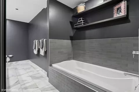 Bath - 60 E Monroe St #3308, Chicago, IL 60603 photo 3 of 4