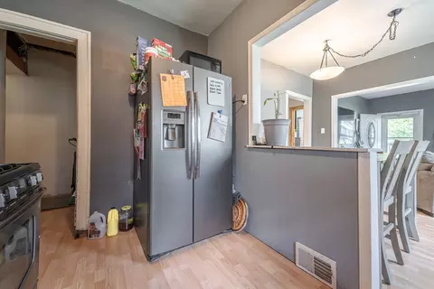 Kitchen - 14922 Lawndale Ave, Midlothian, IL 60445 photo 2 of 3