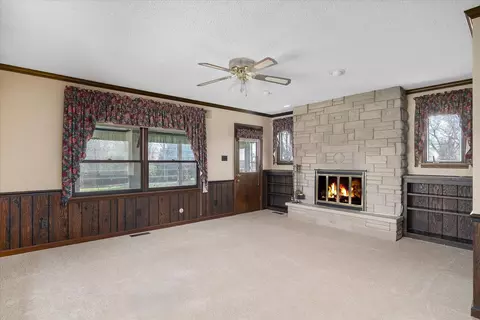 Living - 745 Konen Ave, Aurora, IL 60505 photo 4 of 7