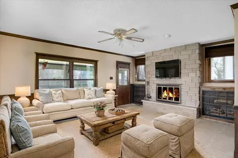 Living - 745 Konen Ave, Aurora, IL 60505 photo 3 of 7