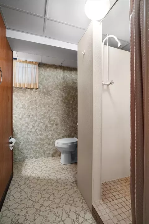 Bath - 745 Konen Ave, Aurora, IL 60505 photo 4 of 4