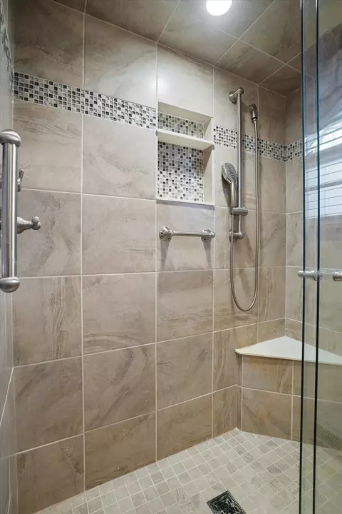 Bath - 745 Konen Ave, Aurora, IL 60505 photo 2 of 4