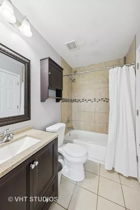 Bath - 1247 Trinity Dr, Carol Stream, IL 60188 photo 2 of 2