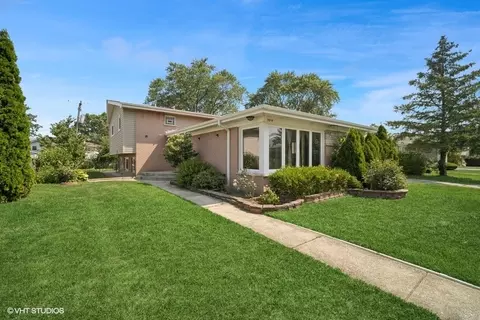 7618 Beckwith Rd, Morton Grove, IL 60053