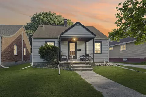 660 1st St, Crete, IL 60417