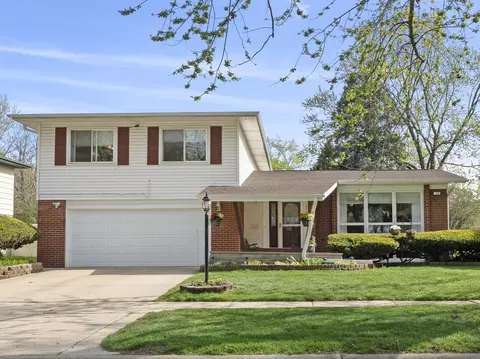 706 W Palm Dr, Glenwood, IL 60425