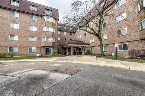 300 S Roselle Rd #221, Schaumburg, IL 60193