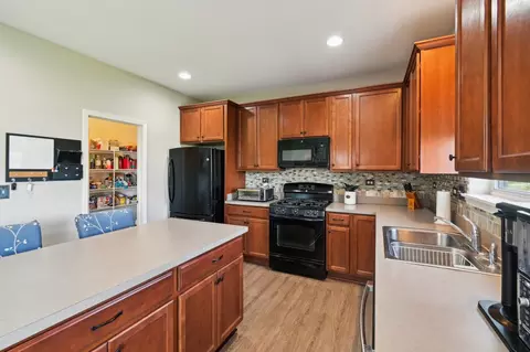 Kitchen - 3077 Wickenden Ave, Elgin, IL 60124 photo 3 of 4