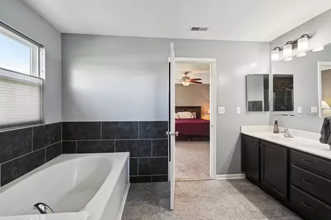 Bath - 3077 Wickenden Ave, Elgin, IL 60124 photo 3 of 4